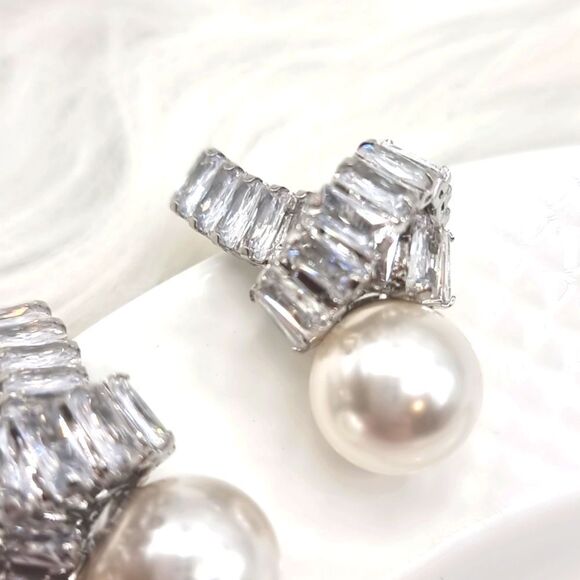 New 14k ANTHROPOLOGIE Pearl and Rhinestone twist earrings - Picture 7 of 12